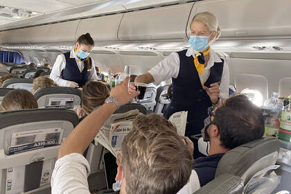 Стюардесса назвала самые раздражающие действия пассажиров самолета
