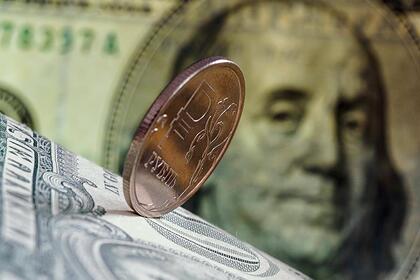 Рубль сохранил позиции к доллару и евро