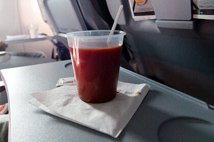 Названы влияющие на вкус томатного сока в самолете факторы