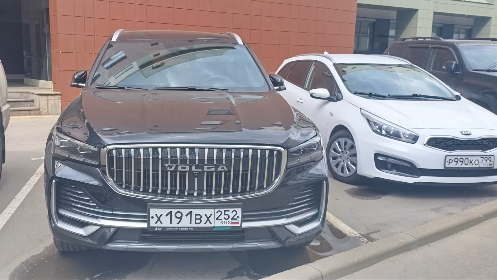 Прототип Volga K50 на базе Geely Monjaro замечен в Москве: три экрана и полный привод