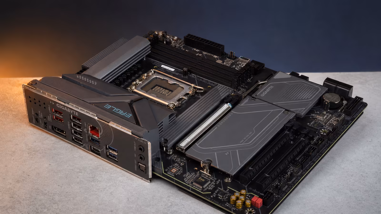 Gigabyte Z890 Eagle Plus: ��������� ����� � USB4 � PCIe 5.0 �� 21 ���. ������