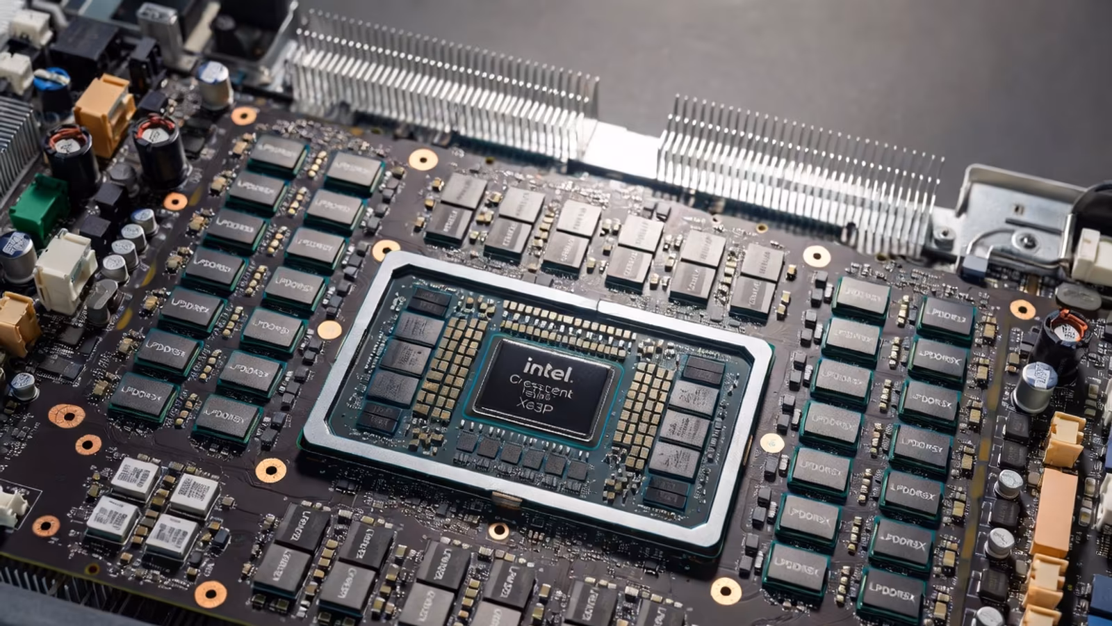 Intel выпустит новый GPU Crescent Island с памятью LPDDR5 в 2026 году