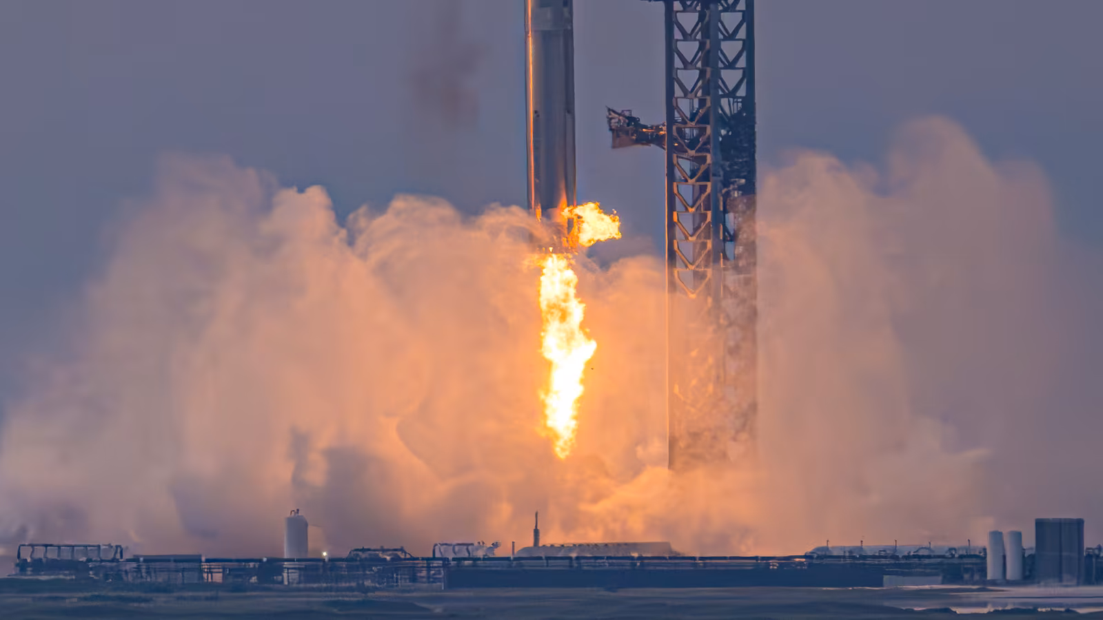 SpaceX модернизирует Mechazilla: зачем ставят новые рельсы на башню SpaceX модернизирует Mechazilla: зачем ставят новые рельсы на башню