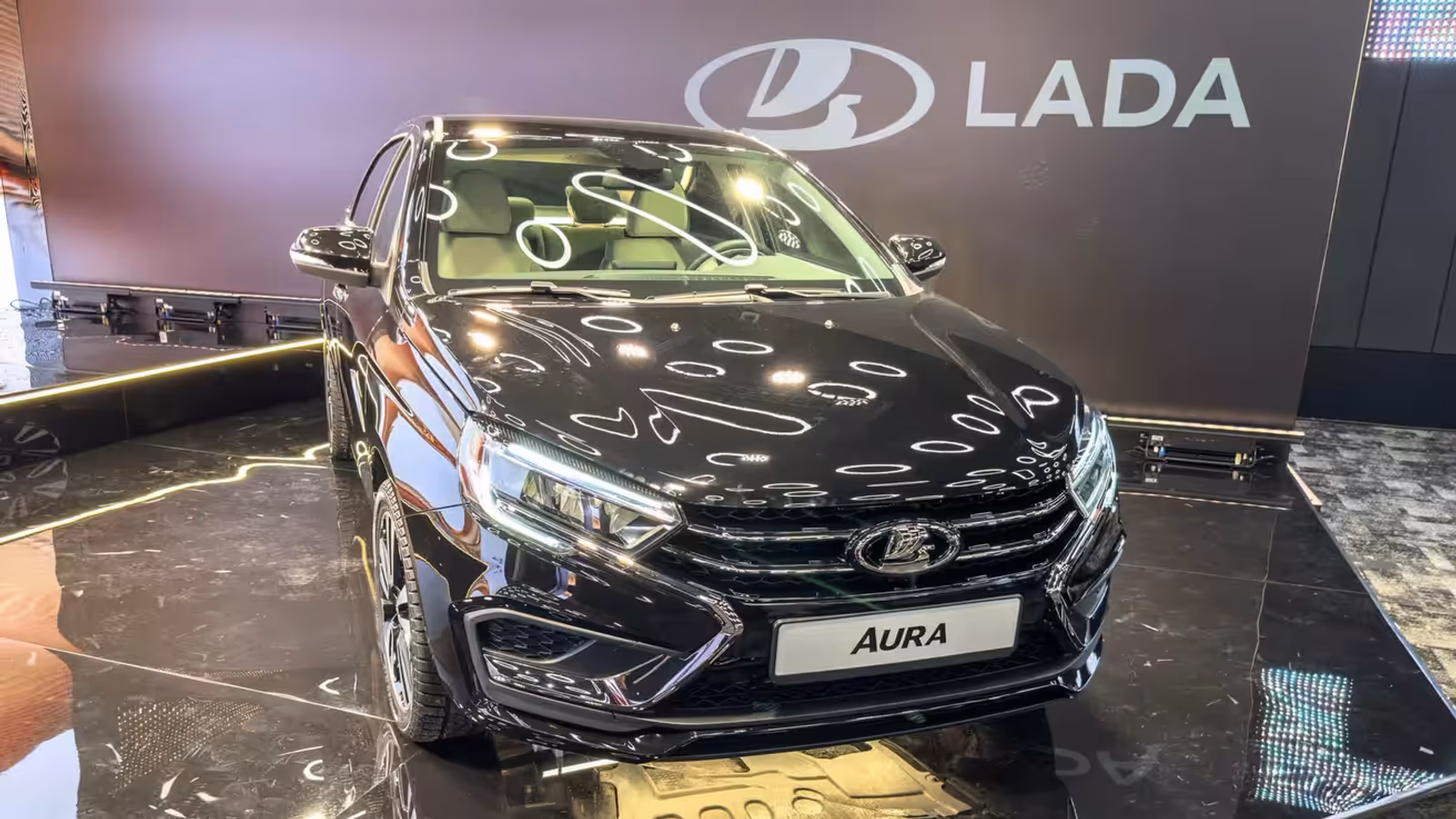 Lada Aura ������� ��������� �� Lada Azimut � �������-����� ���������� � Toyota Camry