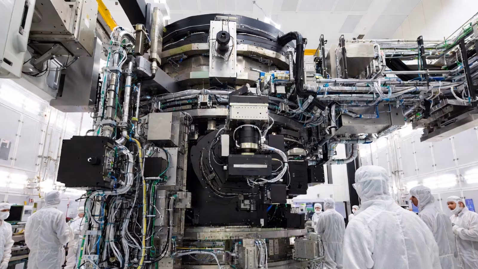 TSMC получила новейший литограф ASML High-NA EUV в 2024 году, но не спешит его запускать TSMC получила новейший литограф ASML High-NA EUV в 2024 году, но не спешит его запускать