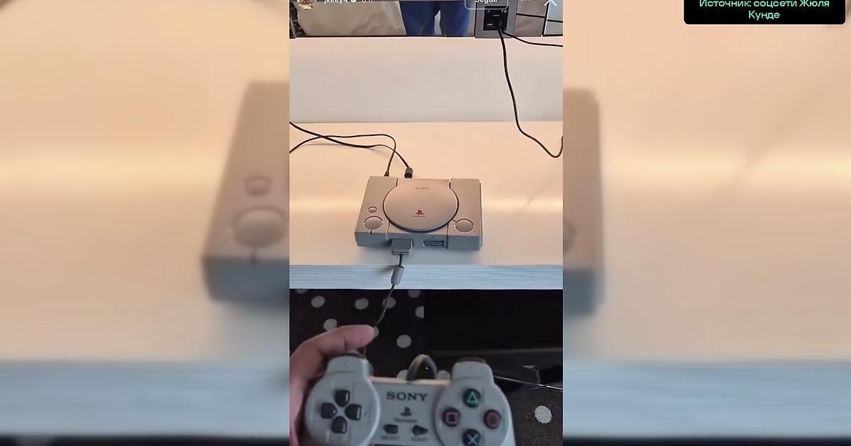 Жюль Кунде взял на ЧМ-2026 PlayStation 1 — консоль 1994 года