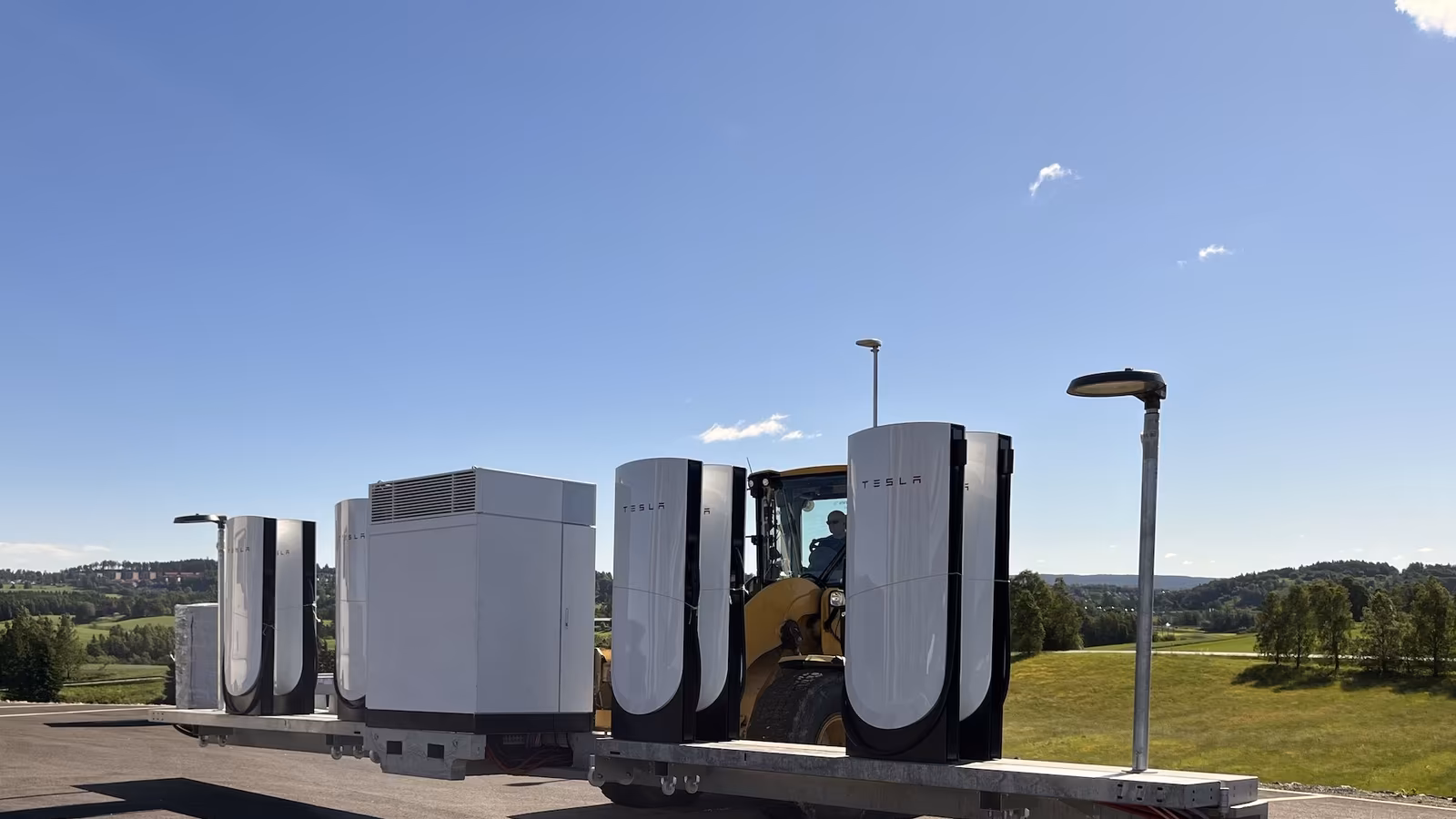 � ������ ���������� ������ �������� ������� Tesla Supercharger V4 ��������� �� 500 ���