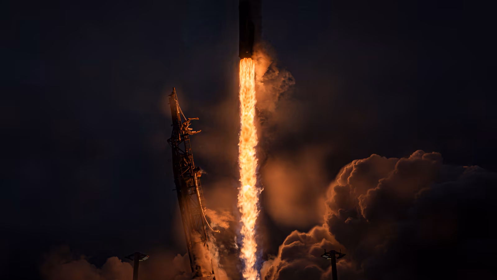 SpaceX ���������� ������ �� ������� ����� ��������� Falcon 9 � ����� ��������