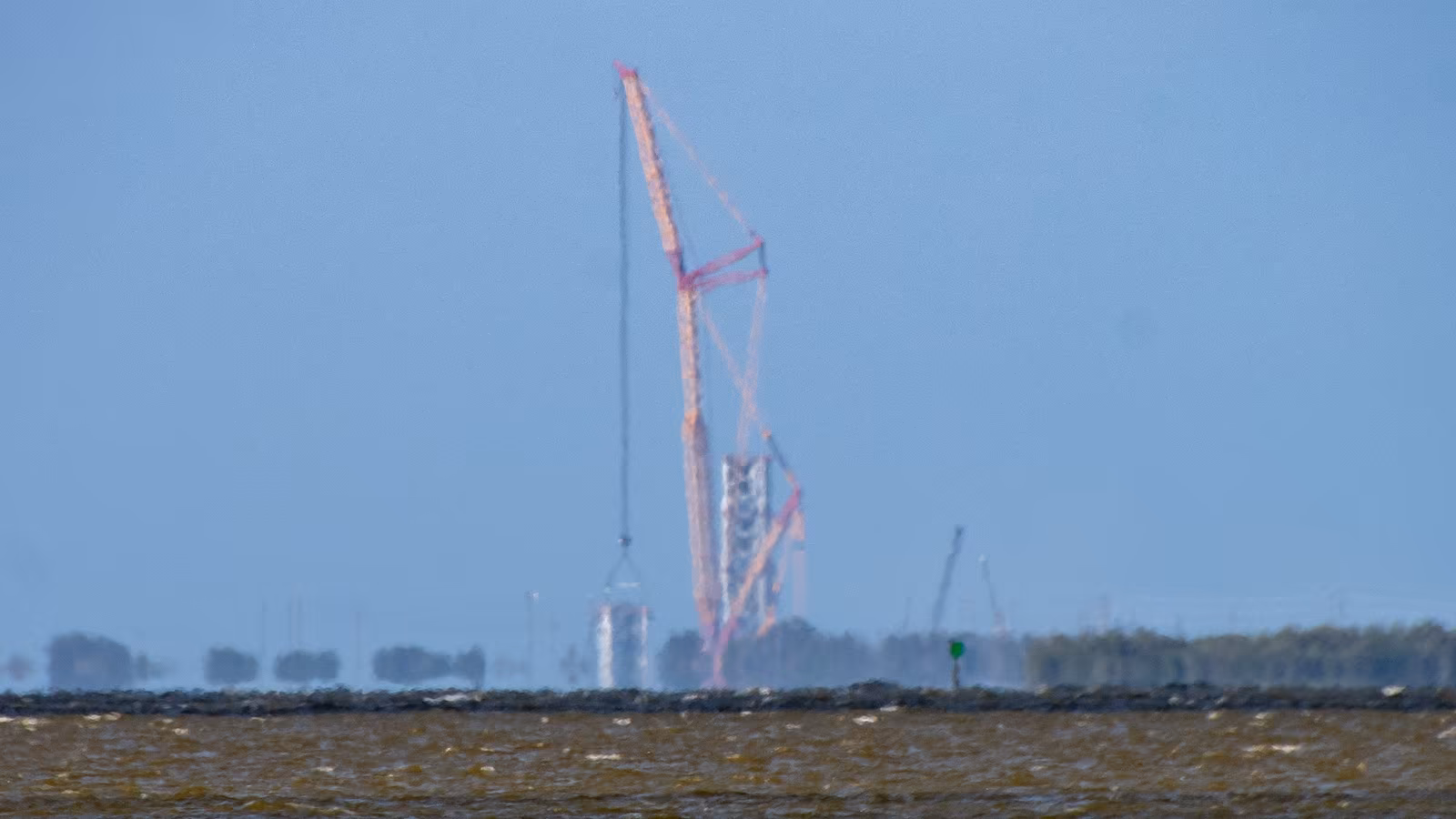 SpaceX возводит башню Mechazilla на мысе Канаверал, Blue Origin модернизирует площадку SpaceX возводит башню Mechazilla на мысе Канаверал, Blue Origin модернизирует площадку