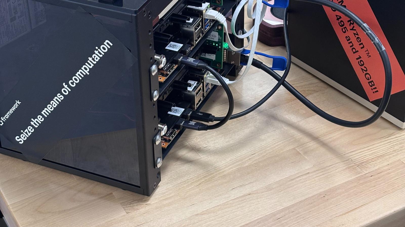Framework Desktop ������� ������ � 16 ������ � 192 �� ��� ��� ������ � ��